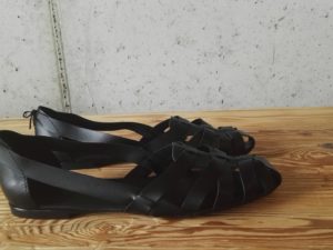 Plecione sandały, wykonane z naturalnej skóry juchtowej (takiej jaka jest używana w kierpcach góralskich). Wygodne, przewiewne i nietuzinkowe. Odważ się wyróżnić w góralskim stylu!