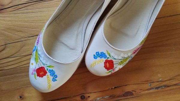 buty z zaokrąglonym noskiem, malowanie bukeit kwiatów z gorsetów górali pienińskich