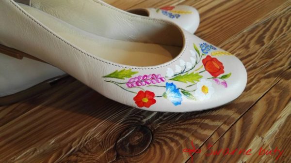 buty z zaokrąglonym noskiem, malowanie bukeit kwiatów z gorsetów górali pienińskich